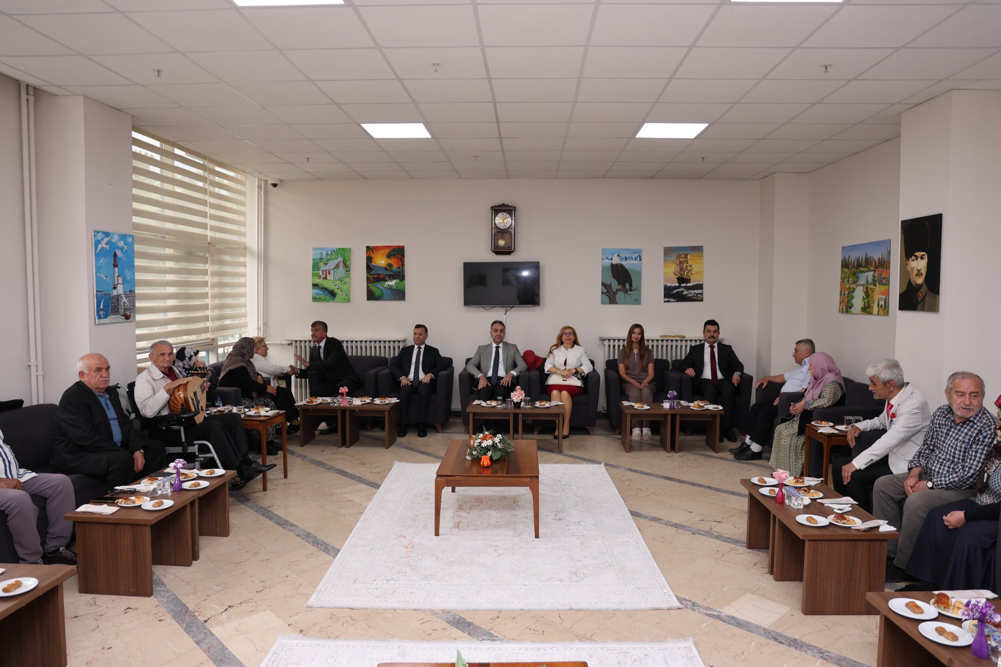 Vali Oktay Çağatay ve Eşi, Huzurevi Sakinleriyle Bayramlaştı
